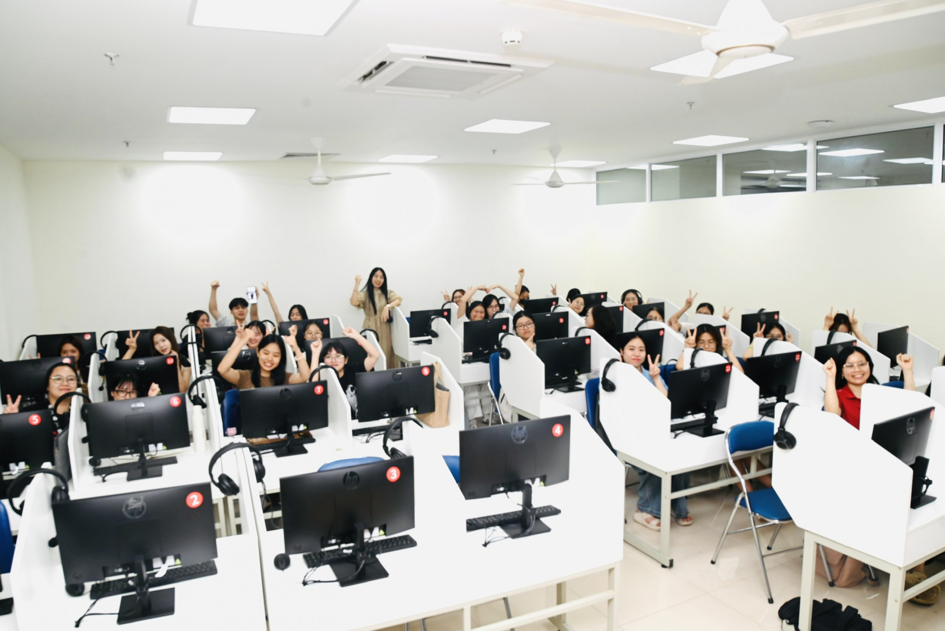 Giờ học tại phòng Lab Ngoại ngữ
