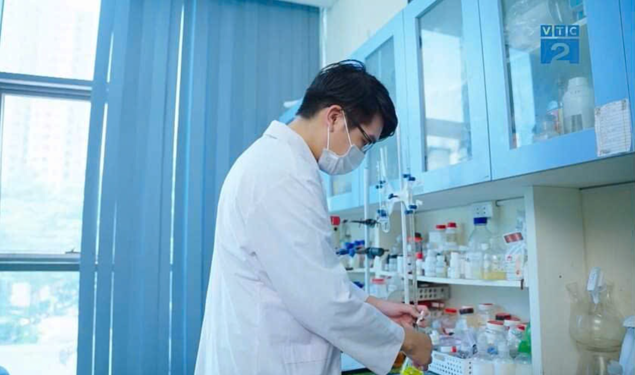 CSV Anh Minh pha chế sản phẩm mỹ phẩm tại phòng lab doanh nghiệp