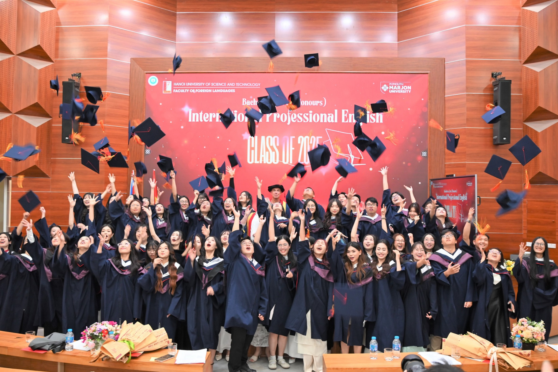 Niềm vui lễ tốt nghiệp của các sinh viên FL2 năm 2025