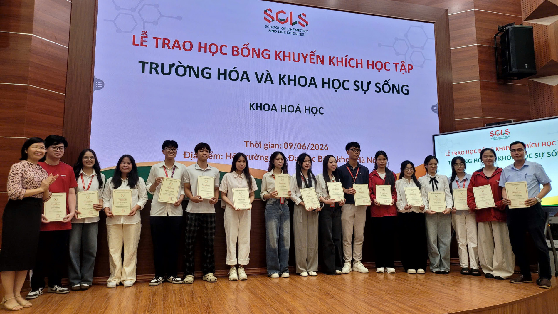 Sinh viên nhận Học bổng KKHT