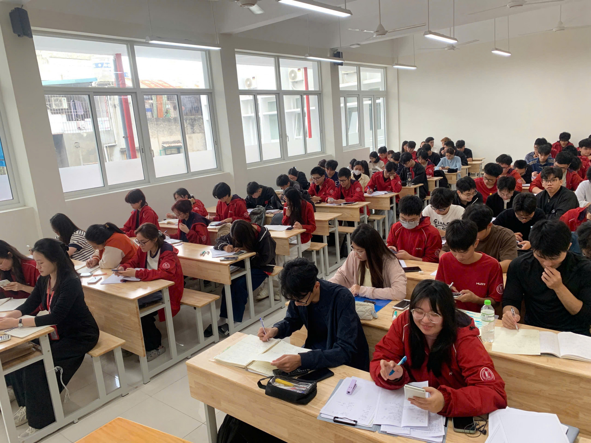 Sinh viên trong giờ bài tập trên giảng đường