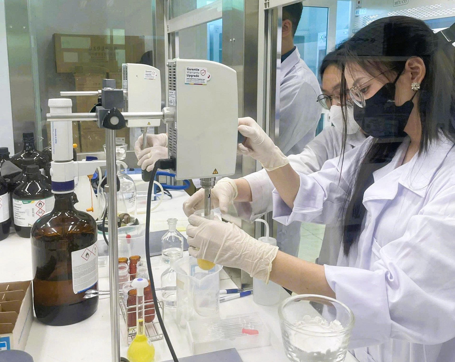 Sinh viên ngành Hóa học - CH2, Trường Hóa và Khoa học Sự sống, Đại học Bách khoa Hà Nội thực tập tại doanh nghiệp