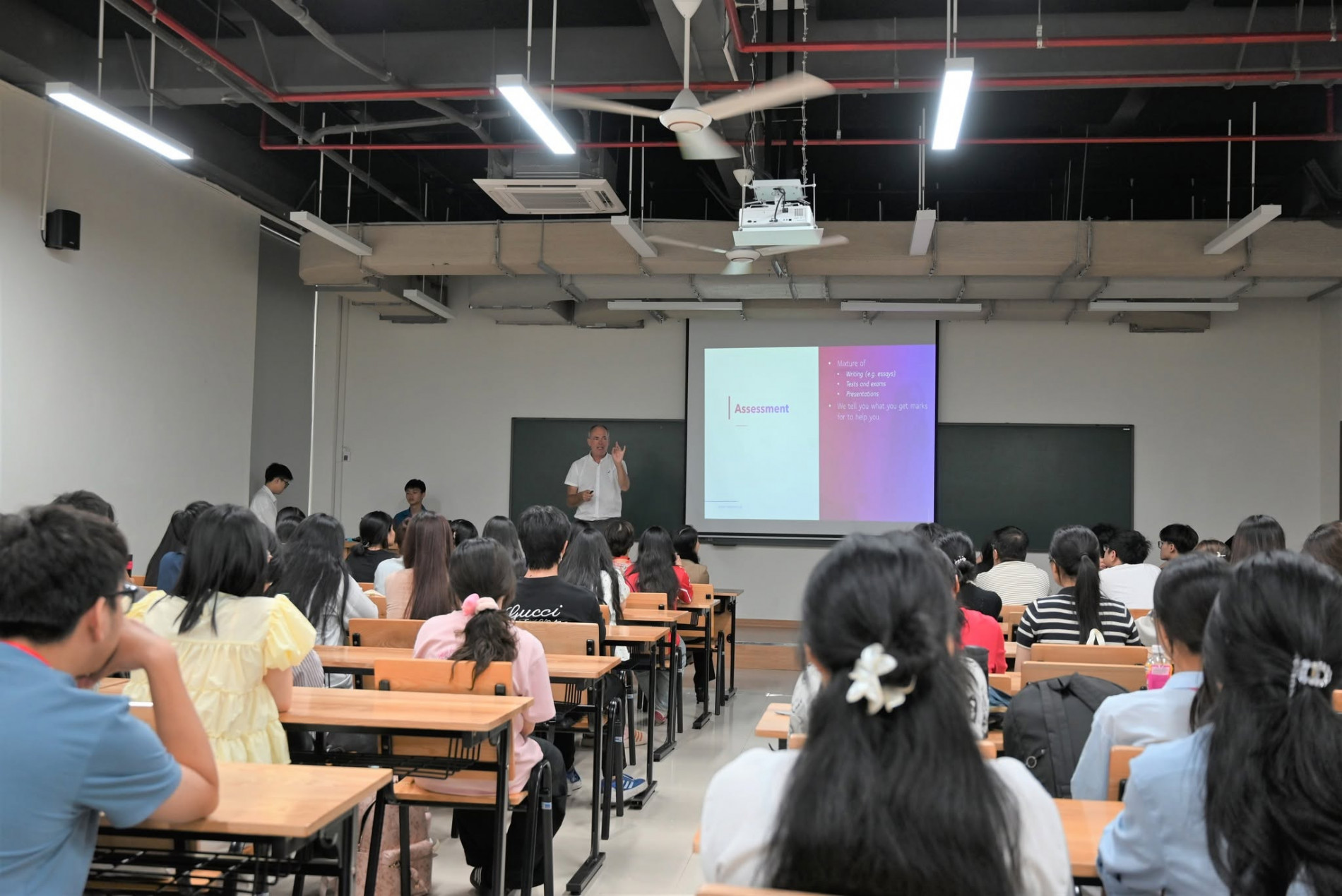 TS Steve Disney Giám đốc học thuật CT cử nhân Tiếng Anh Chuyên nghiệp Quốc tế (IPE), Đại học Plymouth Marjon University (Vương quốc Anh)