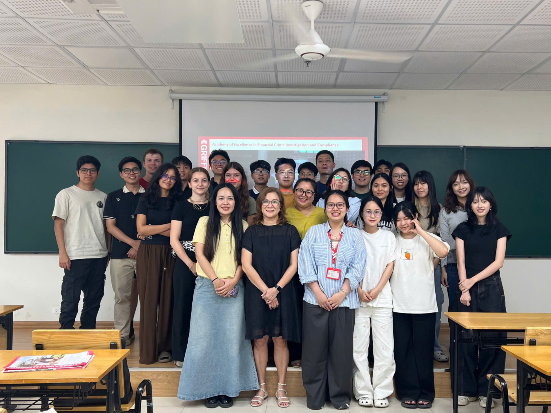 TS Nguyễn Thị Vũ Khuyên Lớp Risk Management được nghe chia sẻ từ GS đến từ ĐH Griffith