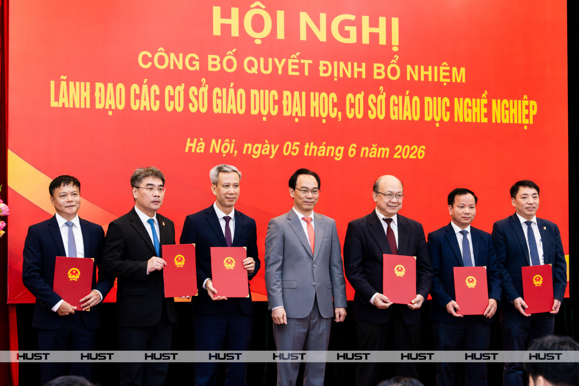 Bộ trưởng Bộ Giáo dục và Đào tạo Hoàng Minh Sơn trao các quyết định bổ nhiệm cho ban lãnh đạo Đại học Bách khoa Hà Nội