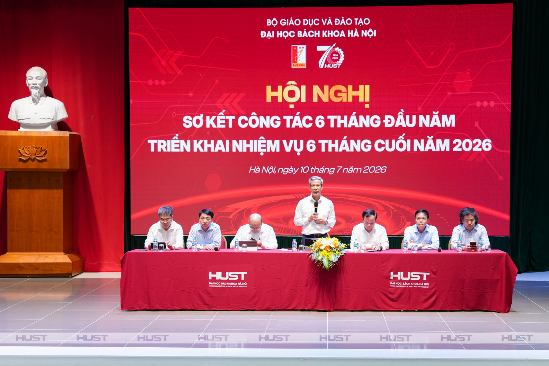 GS. Lê Anh Tuấn - Giám đốc Đại học Bách khoa Hà Nội - chủ trì nội dung trao đổi, thảo luận tại Hội nghị