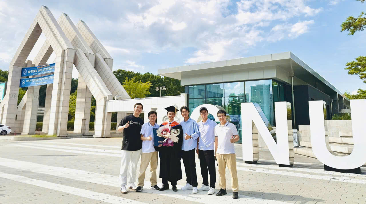 TS. Nguyễn Hữu Linh trong ngày nhận bằng tốt nghiệp Đại học Quốc gia Chungnam (Hàn Quốc)