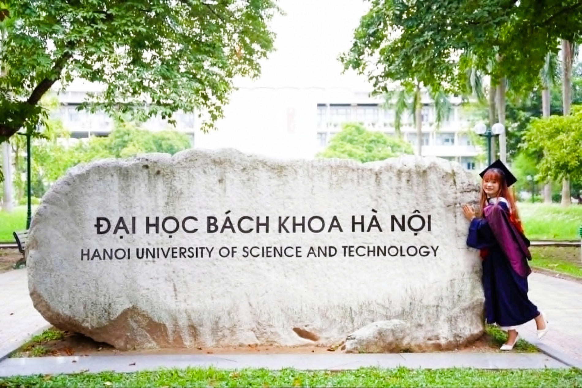 ảnh bên bia đá