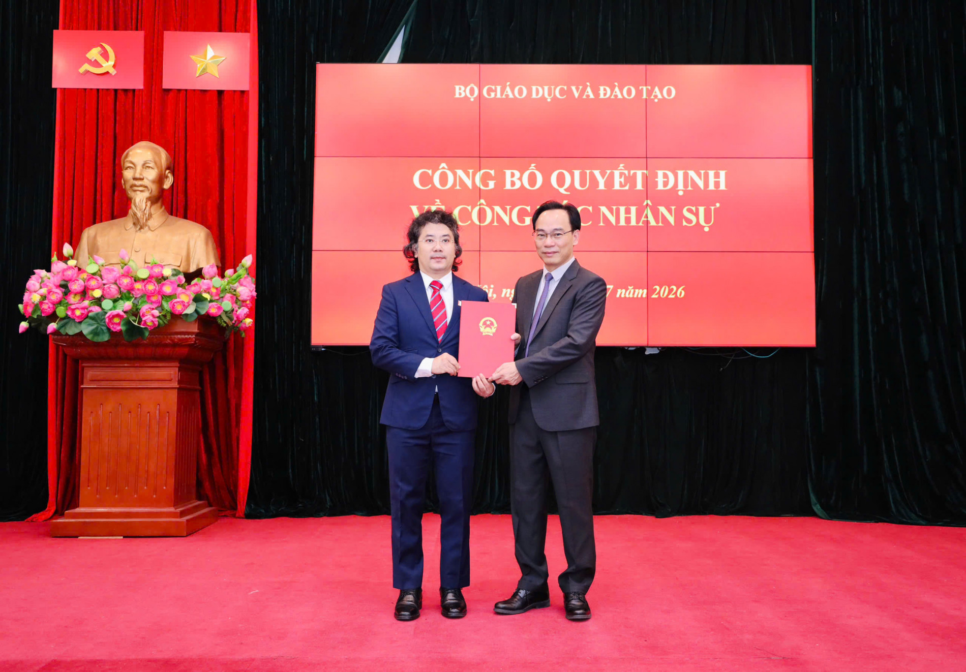 PGS. Hoàng Minh Sơn - Bộ trưởng Bộ Giáo dục và Đào tạo - trao Quyết định Bổ nhiệm PGS. Tạ Hải Tùng giữ chức vụ Phó Giám đốc Đại học Bách khoa Hà Nội