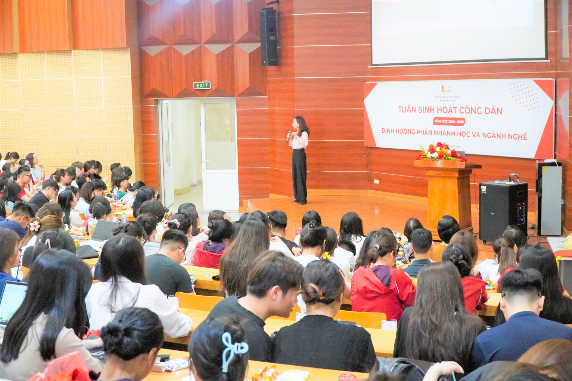 Cô Phạm Ngọc Thái Hoà chia sẻ với sinh viên Khoa Ngoại ngữ Tháng 5 2025