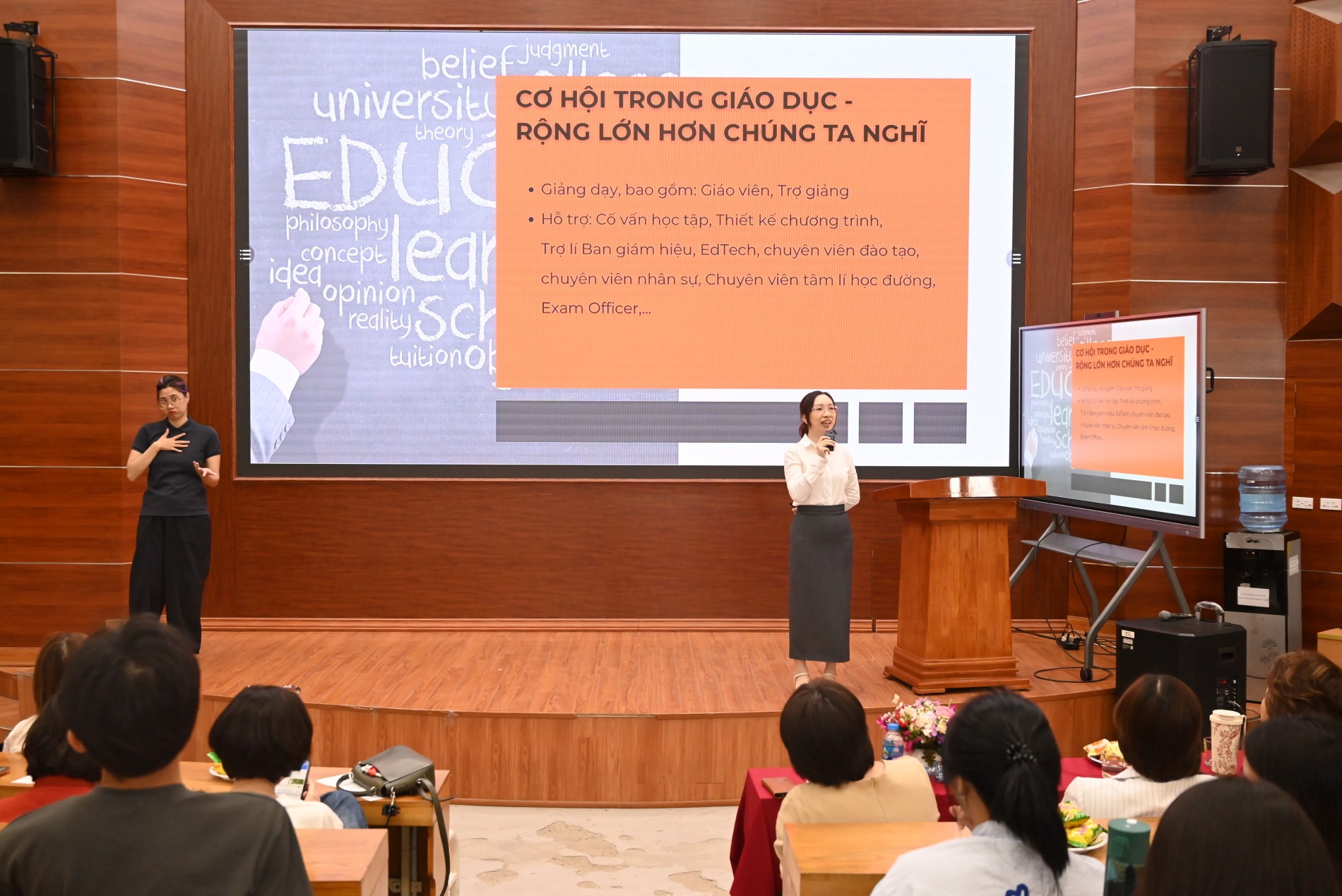 Cô Phạm Ngọc Thái Hoà chia sẻ với sinh viên Khoa Ngoại ngữ Tháng 5 2026