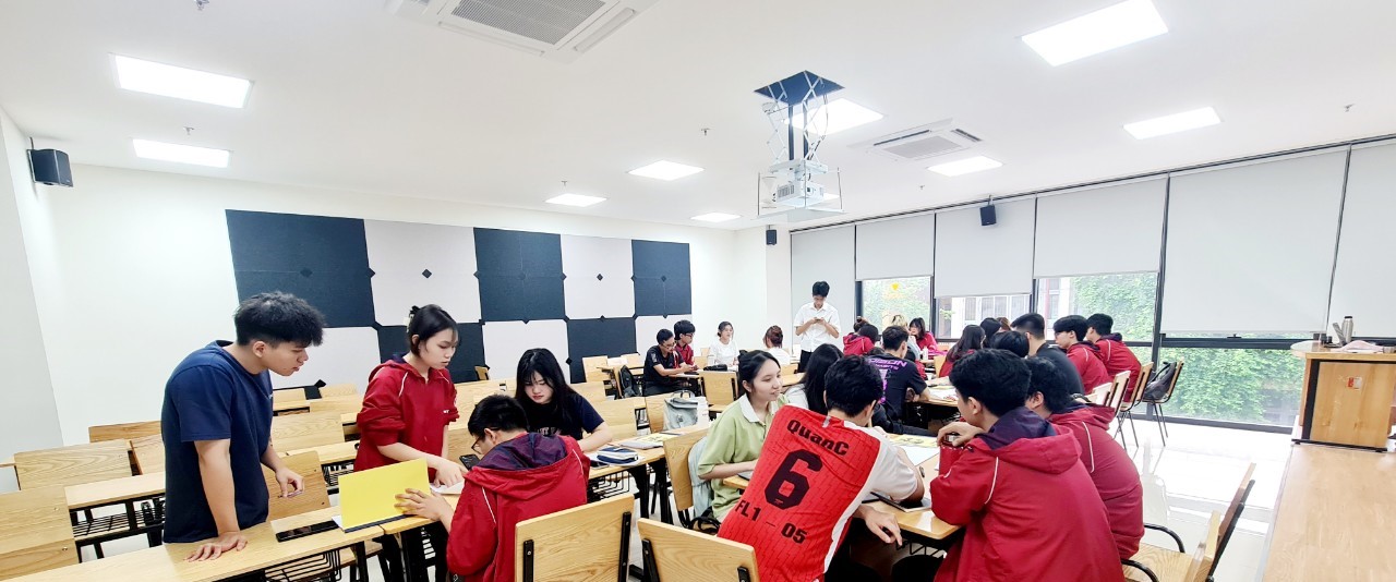 Giờ học tiếng Anh của lớp học FL1