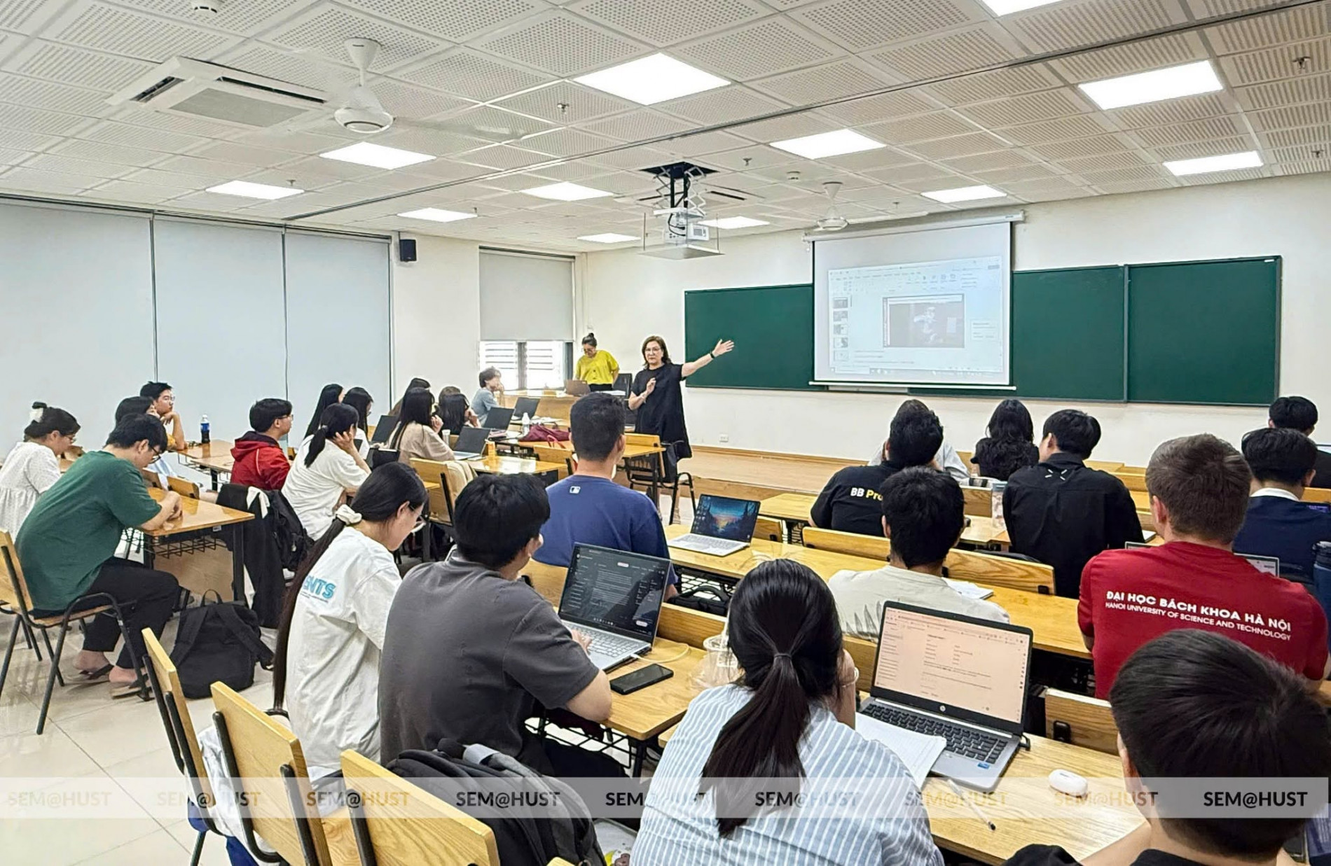 Học với chuyên gia nước ngoài 2