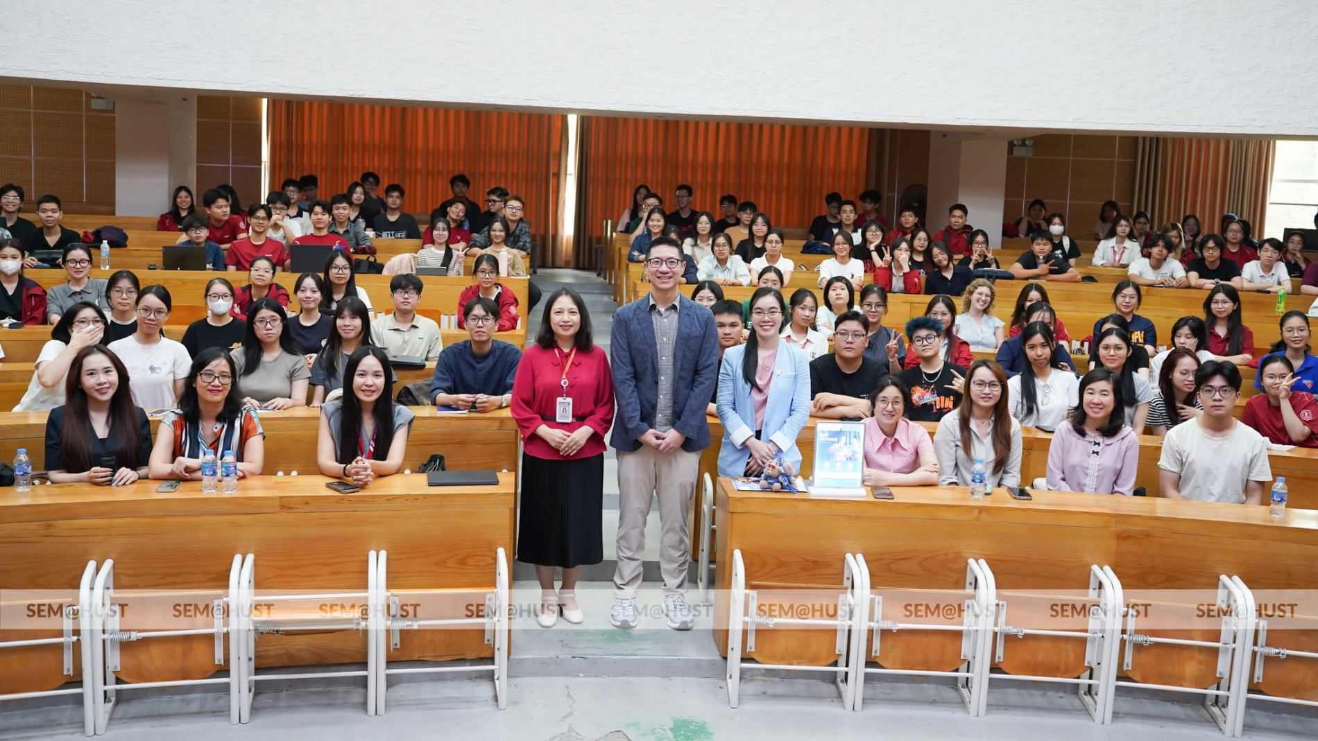 Giảng viên Đại học Quản lý Singapore (SMU) giảng dạy cho sinh viên, trao đổi với giảng viên Trường Kinh tế, Đại học Bách khoa Hà Nội