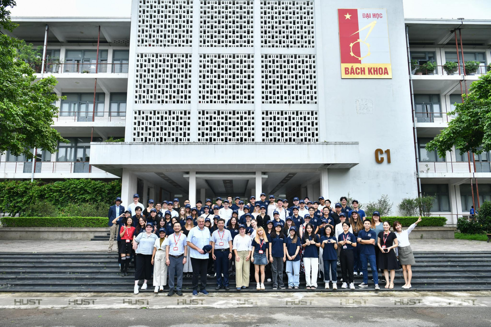 Minh Châu tham gia hỗ trợ sinh viên quốc tế đến trao đổi tại HUST