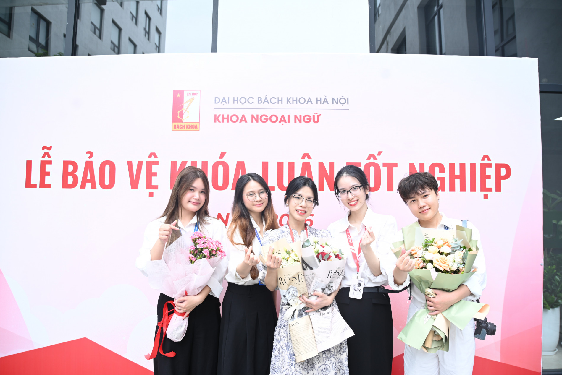 SV FL1 chụp ảnh lưu niệm cùng GV Khoa Ngoại ngữ tại Lễ bảo vệ luận văn tốt nghiệp