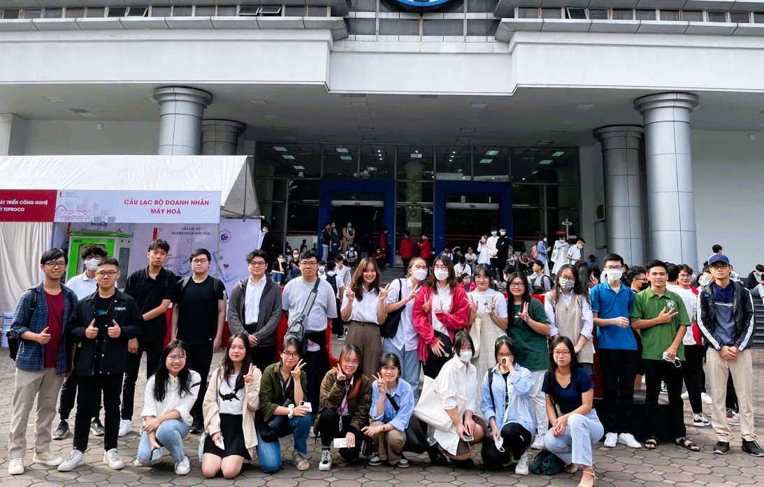 Các sinh viên lớp K67 Chương trình tiên tiến Kỹ thuật thực phẩm (BF-E12),Trường Hóa và Khoa học Sự sống, Đại học Bách khoa Hà Nội