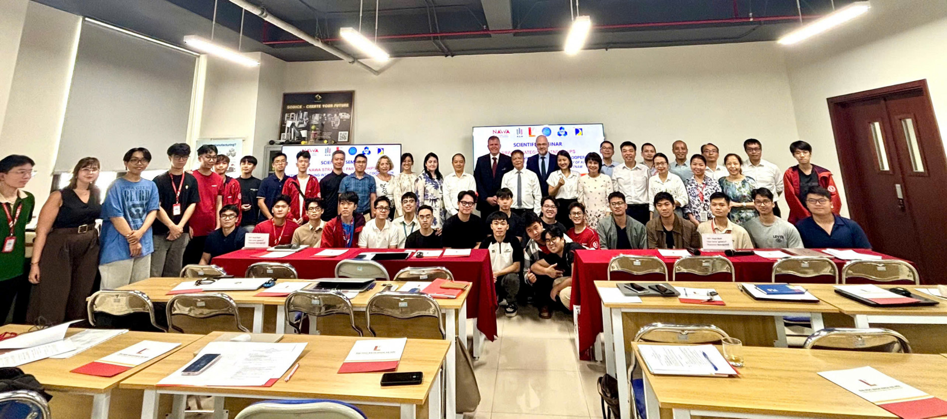 Các nhà khoa học, giảng viên, sinh viên chụp ảnh kỷ niệm tại sự kiện