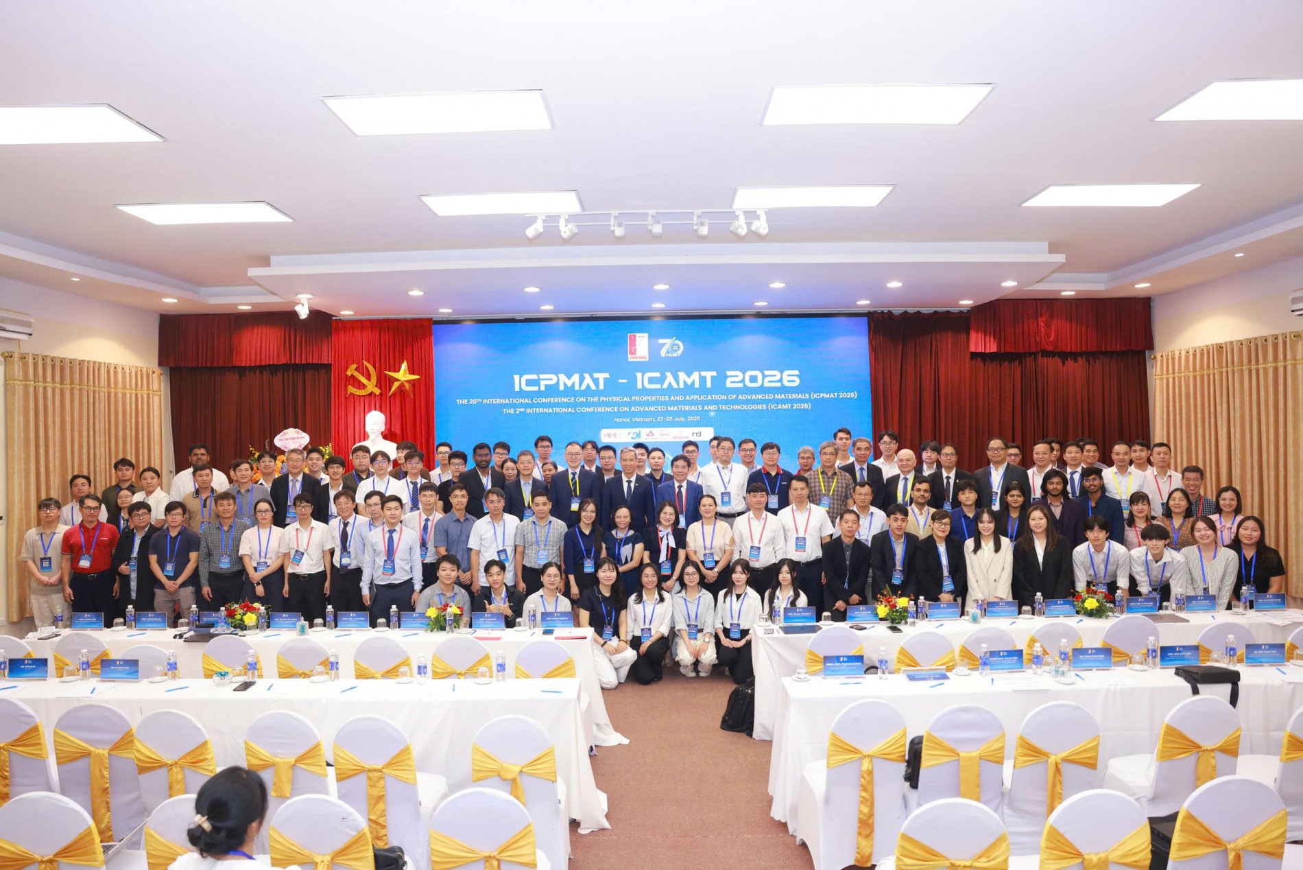 Các đại biểu, sinh viên chụp ảnh kỷ niệm tại hội nghị