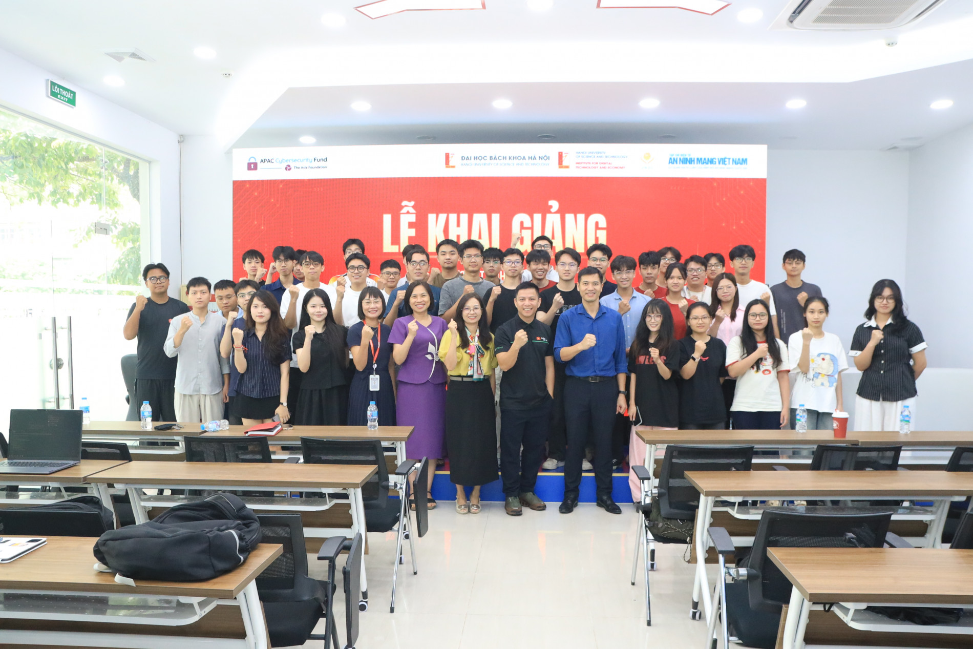 Các đại biểu, sinh viên chụp ảnh kỷ niệm tại sự kiện