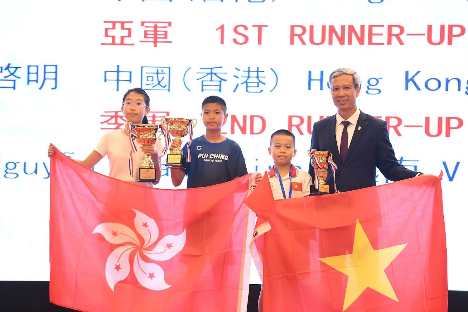 GS. Lê Anh Tuấn - Giám đốc Đại học Bách khoa Hà Nội - trao huy chương cho các thí sinh đạt giải
