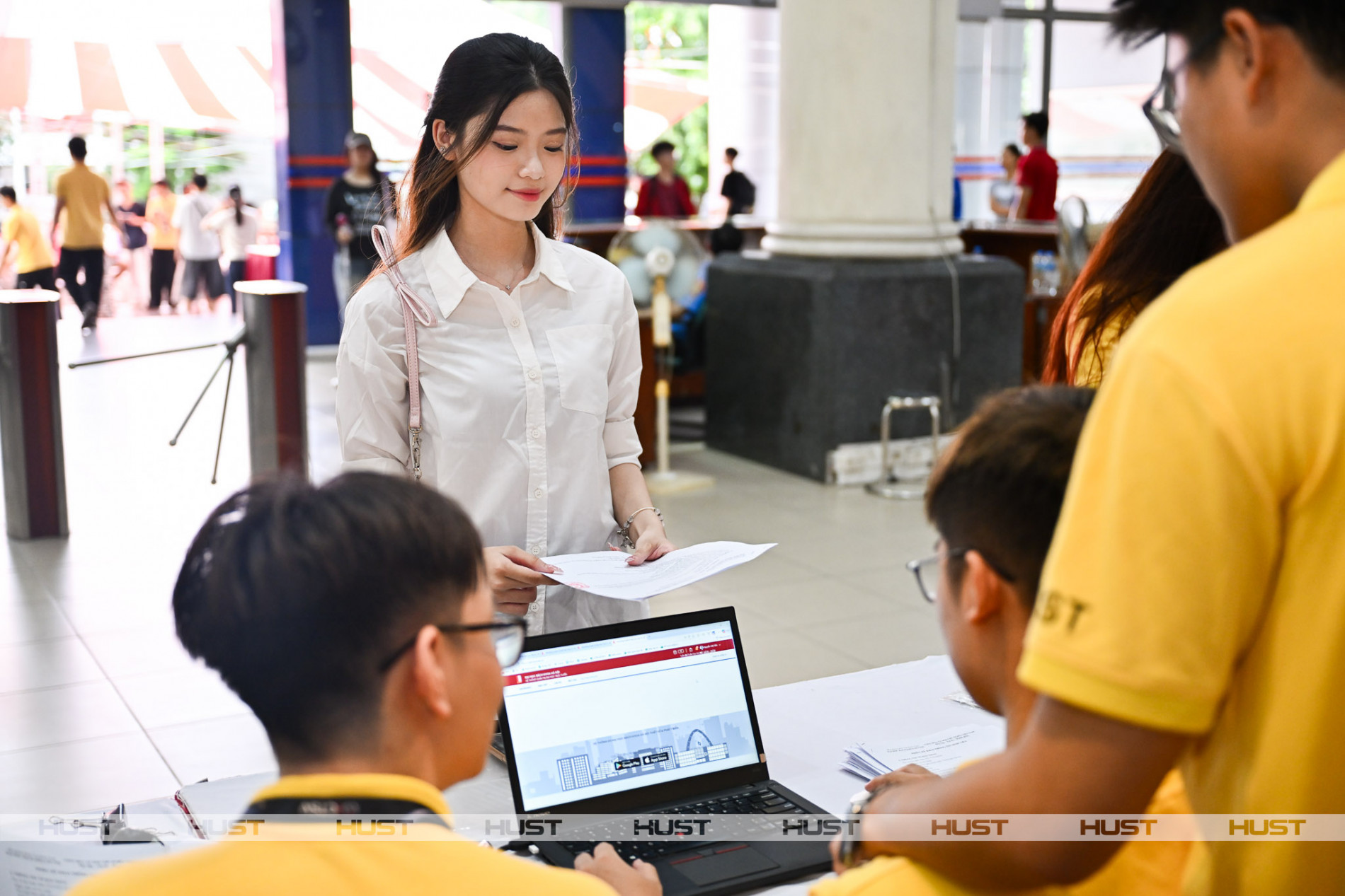 Nguyễn Vũ Hoàng Anh làm thủ tục nhập học Trường Kinh tế, Đại học Bách khoa Hà Nội (26/8). Ảnh: Khánh Duy