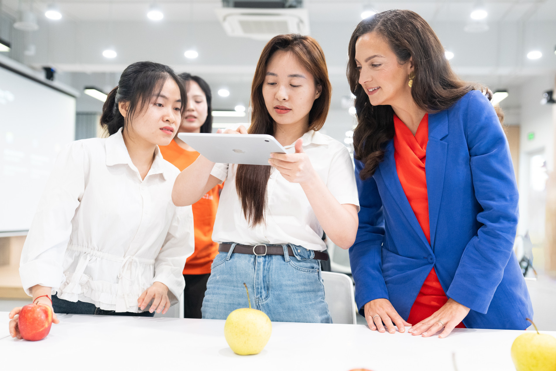 Bà Sarah Chandler Phó Chủ tịch phụ trách Môi trường và Đổi mới Chuỗi Cung ứng cùng học viên chụp ảnh các vật thể thực tế để huấn luyện một mô hình AI nhỏ