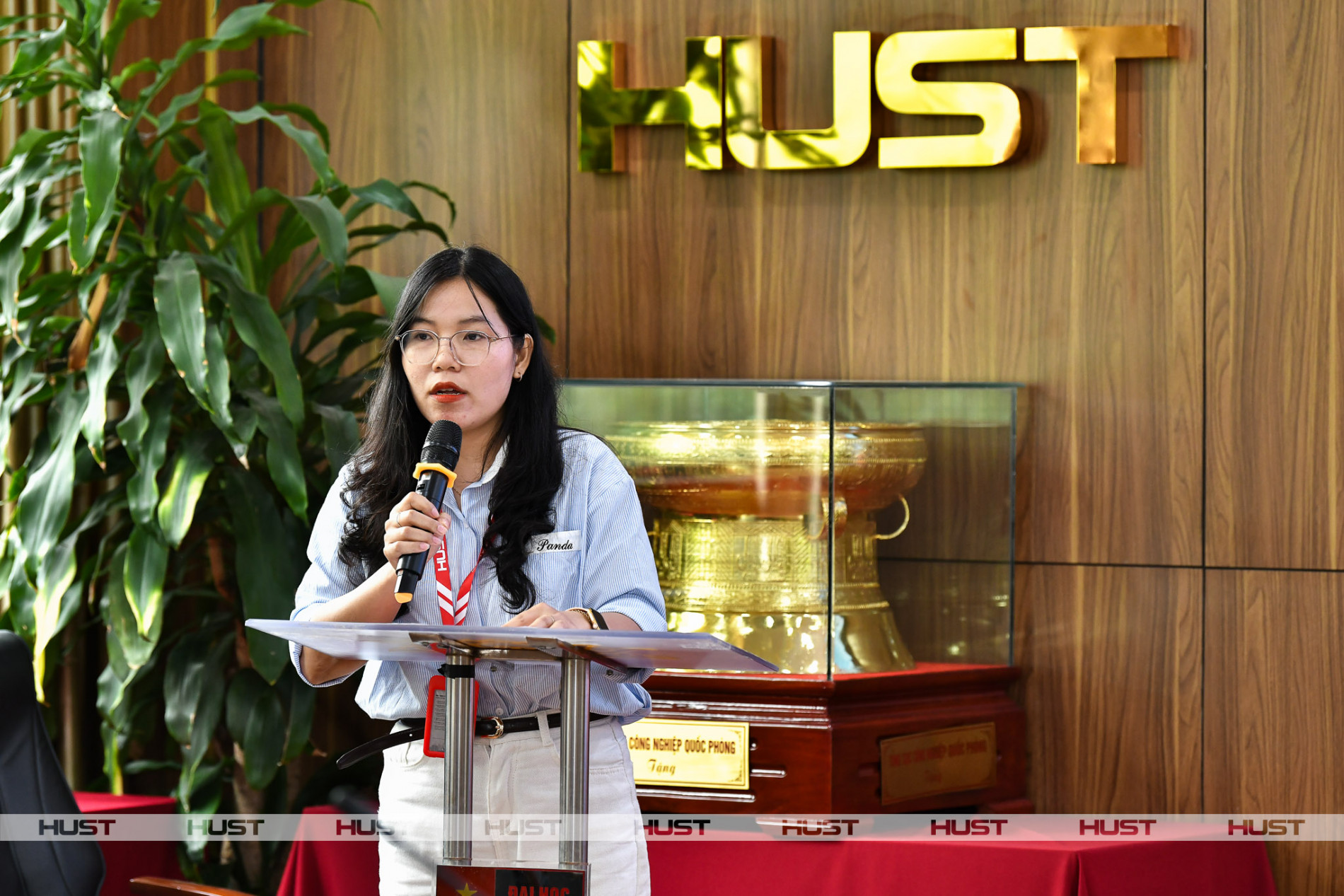 NCS. Nguyễn Thị Thanh Tuyền (Trường Vật liệu) đại diện các học viên sau đại học phát biểu tại Lễ trao học bổng khuyến học năm học 2025 - 2026 dành cho học viên cao học và NCS của Đại học Bách khoa Hà Nội