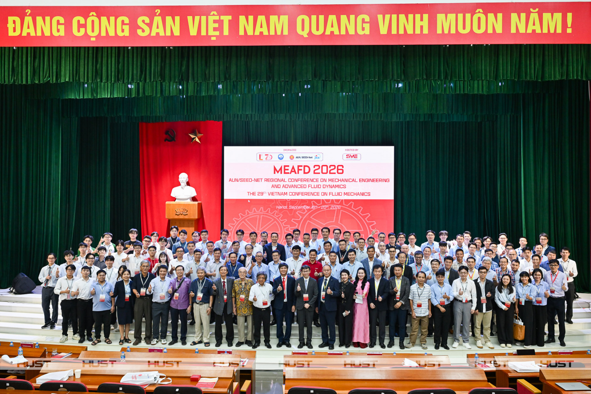 Các đại biểu, khách mời chụp ảnh kỷ niệm tại hội nghị
