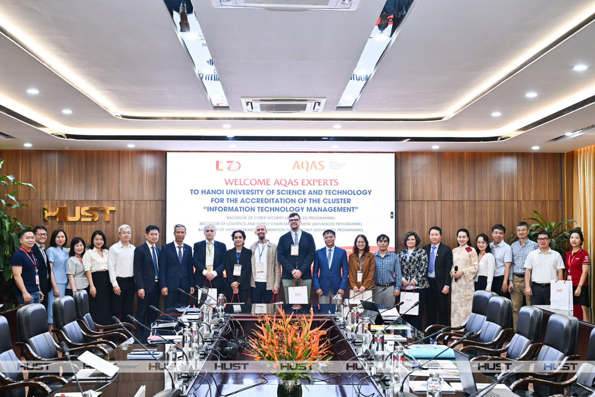 Đoàn công tác AQAS và lãnh đạo, cán bộ giảng viên Đại học Bách khoa Hà Nội tại phiên khai mạc sáng 21/9