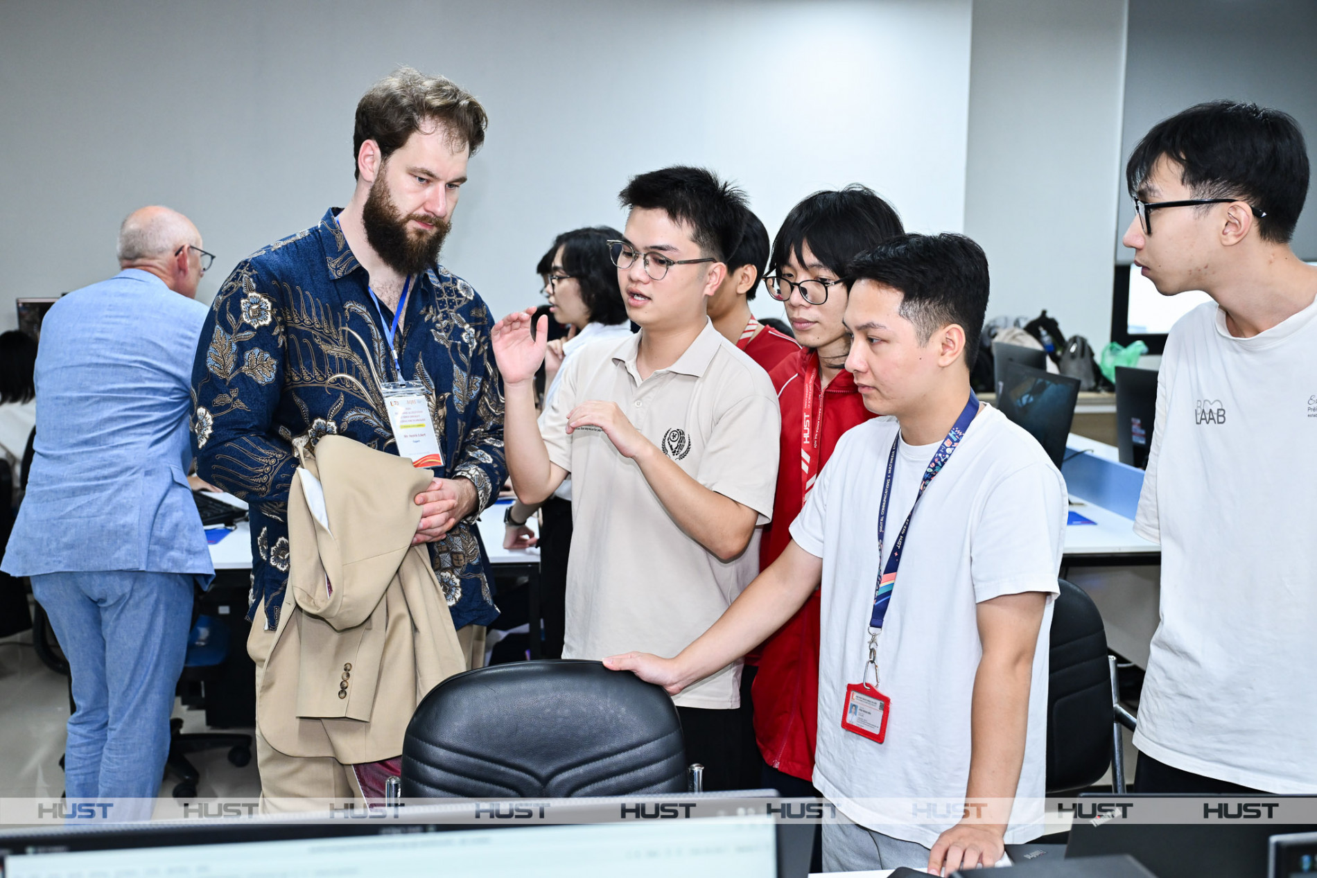 Chuyên gia AQAS trao đổi cùng sinh viên Đại học Bách khoa Hà Nội trong phiên khảo sát cơ sở vật chất