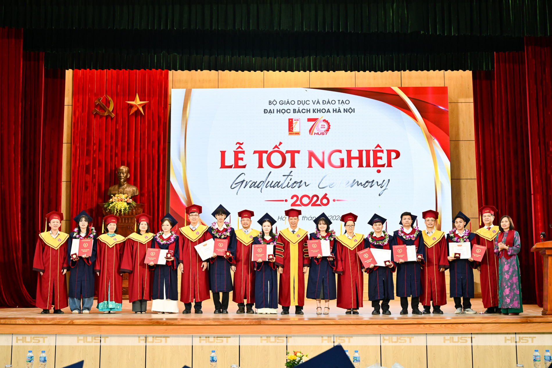 Lễ tốt nghiệp 2026: Ngày trưởng thành có gia đình đồng hành