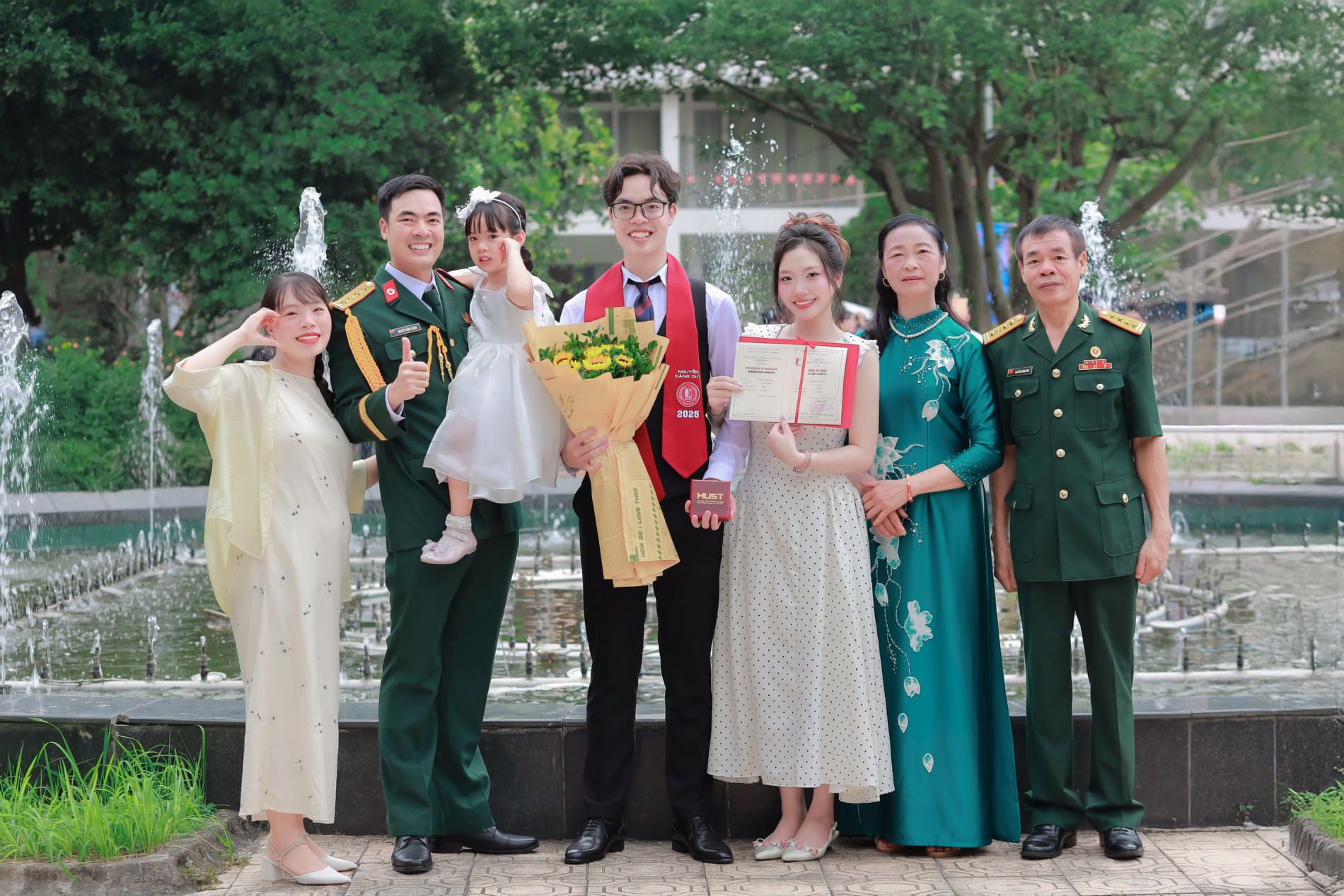 Ảnh tốt nghiệp cùng gia đình