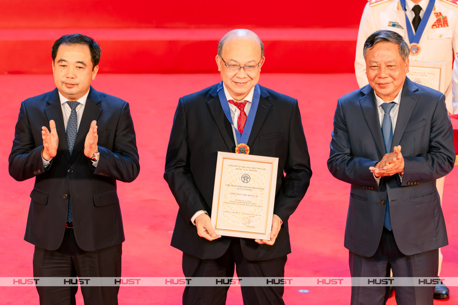 Bí thư Thành ủy Hà Nội Trần Đức Thắng (bìa trái) và Phó Bí thư Thành ủy Hà Nội Nguyễn Văn Phong (bìa phải) trao Danh hiệu “Công dân Thủ đô ưu tú" tặng PGS. NGƯT. Huỳnh Quyết Thắng - Phó Bí thư Đảng ủy, PGĐ Đại học Bách khoa Hà Nội