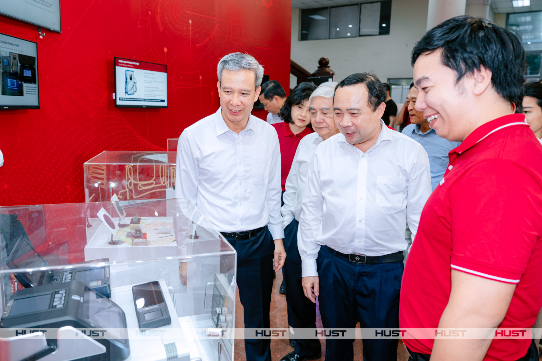 Bộ trưởng Bộ Khoa học và Công nghệ (giữa), Giám đốc ĐHBK Hà Nội (bìa trái), cùng các đại biểu, lãnh đạo tham quan sản phẩm triễn lãm