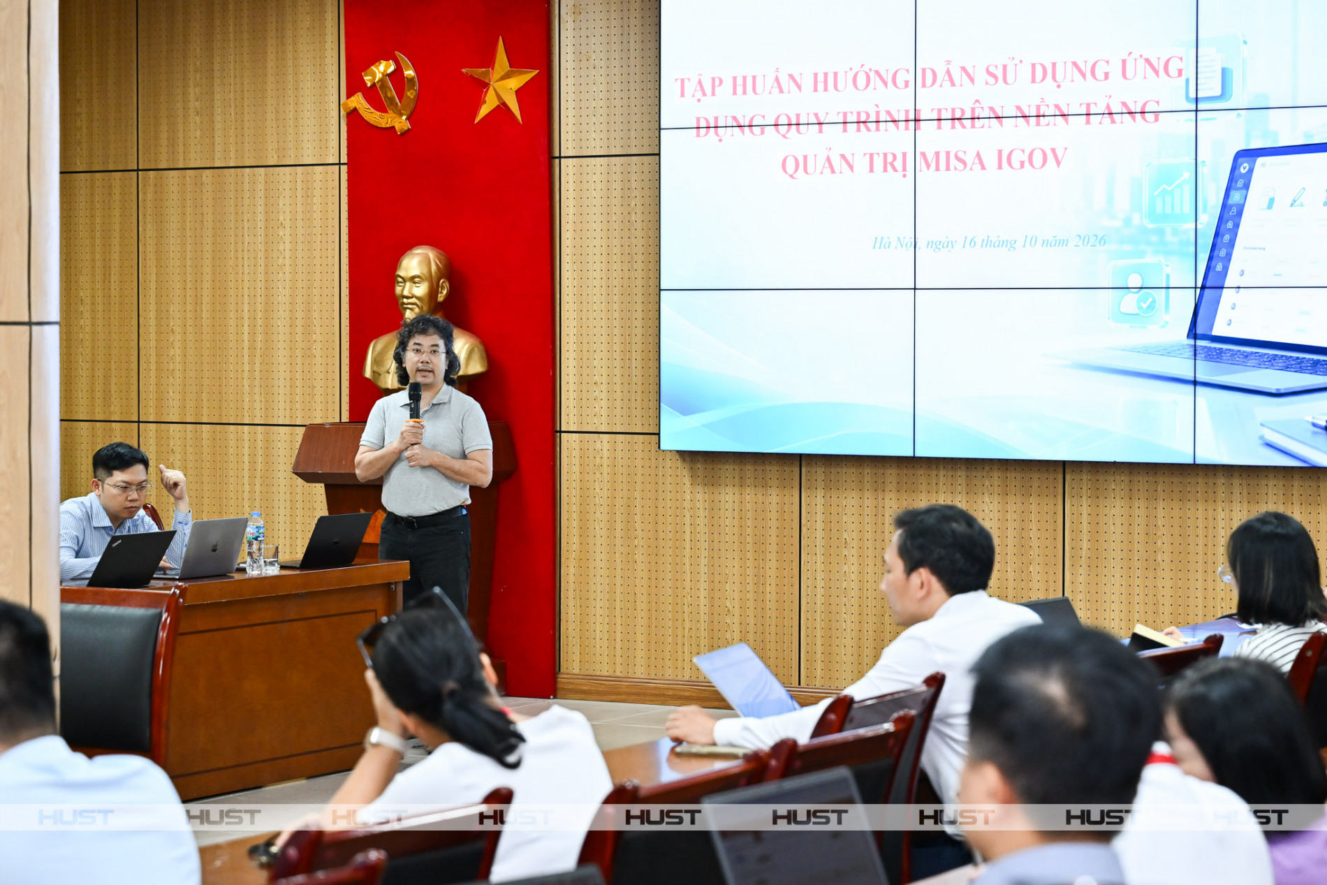 PGS. Tạ Hải Tùng - Phó Giám đốc Đại học Bách khoa Hà Nội - phát biểu khai mạc và điều hành Hội nghị