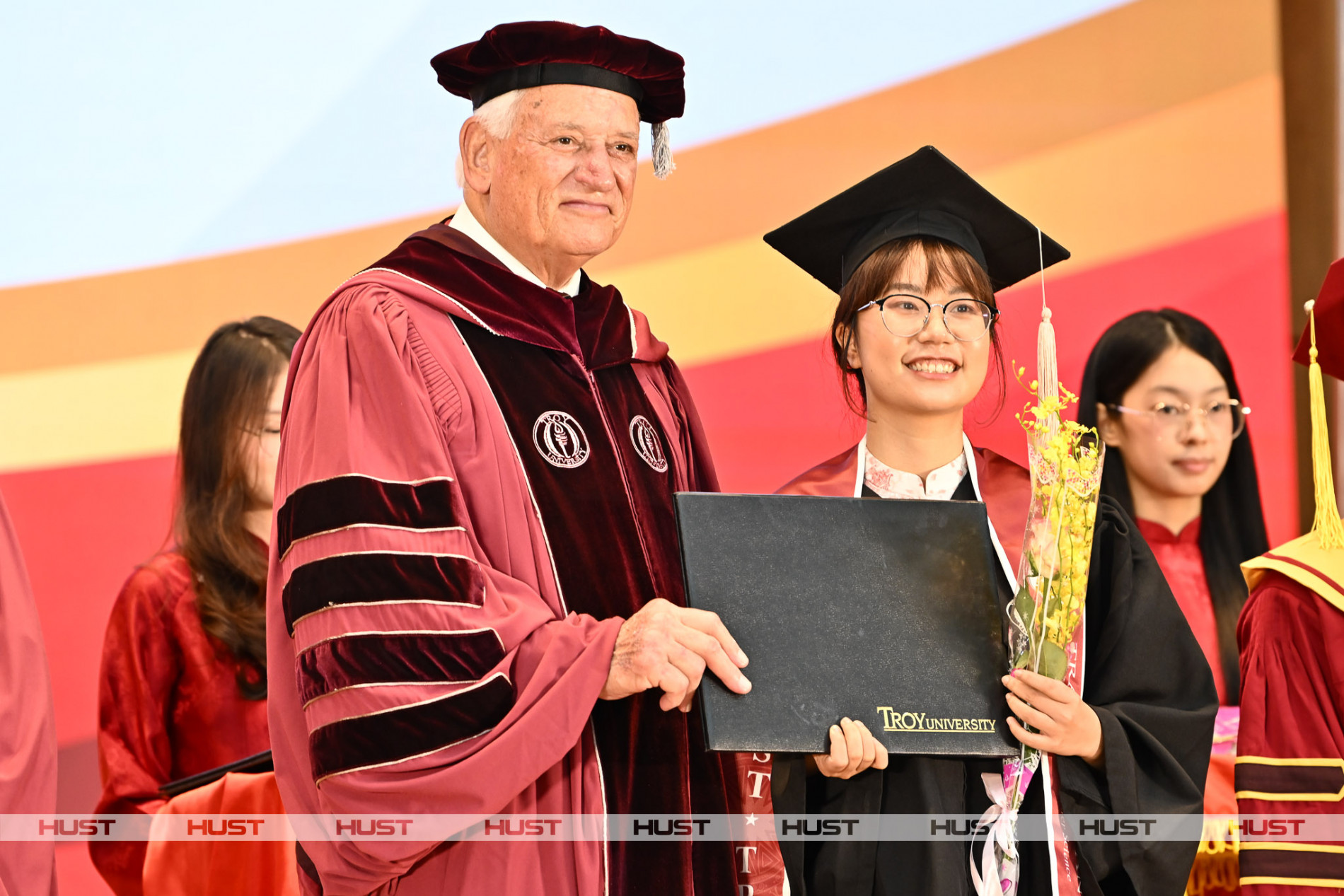 TS. Jack Hawkins, Jr. - Hiệu trưởng Trường Đại học Troy trao bằng cho tân cử nhân tốt nghiệp năm 2026