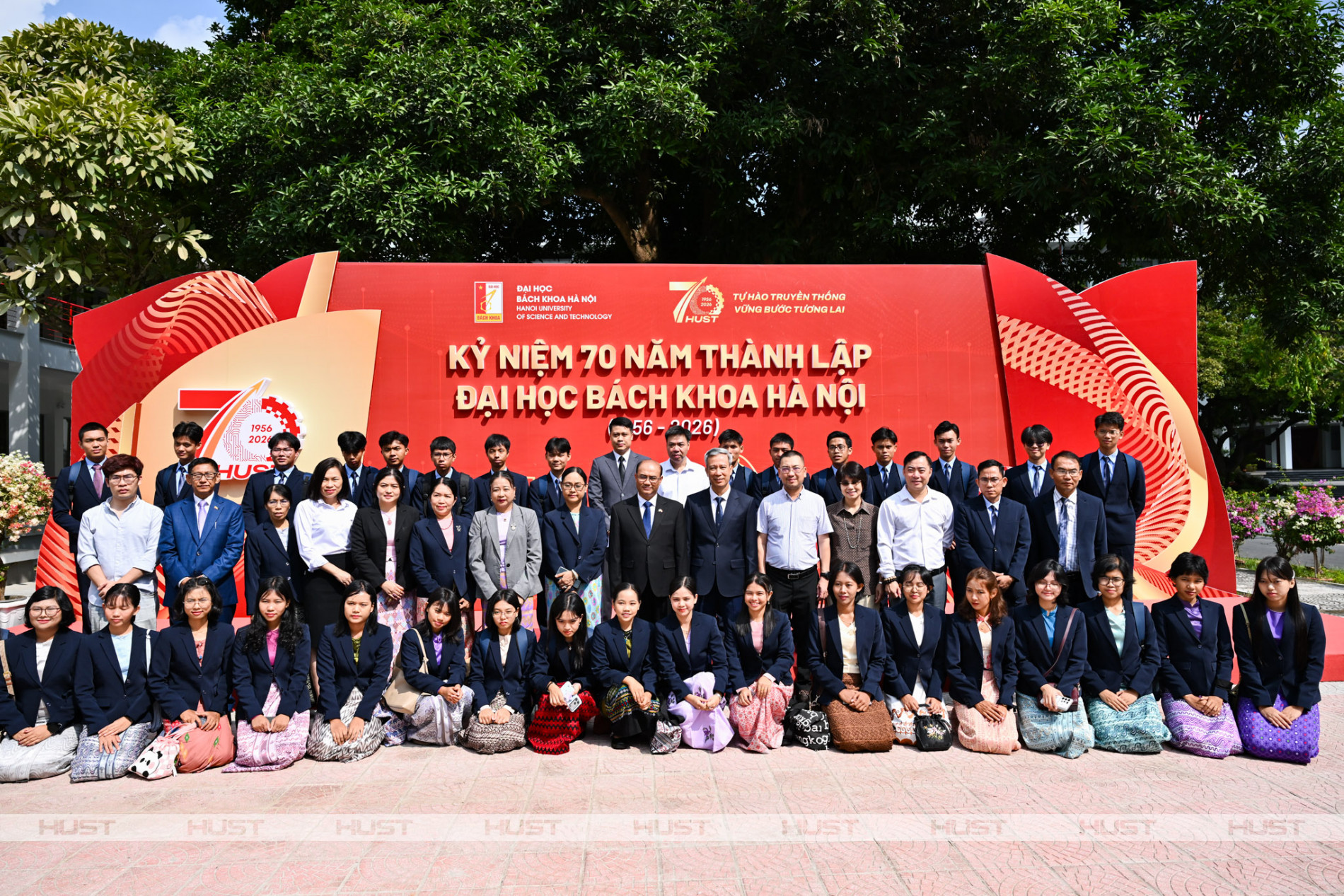Đoàn Myanmar chụp hình lưu niệm cùng lãnh đạo Đại học Bách khoa Hà Nội