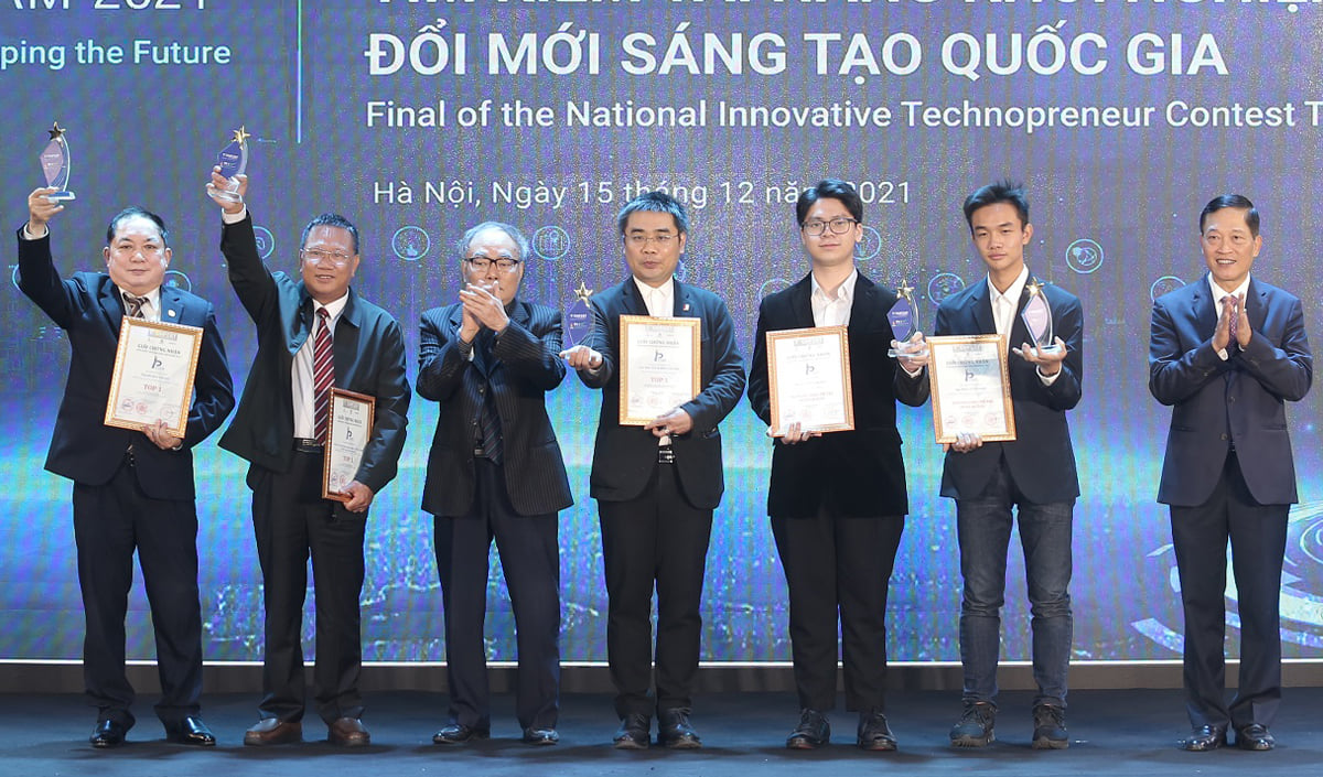 PGS. Huỳnh Đăng Chính - Phó Hiệu trưởng (thứ 4 từ trái qua) thay mặt Nhà trường nhận giải. Ảnh: NH