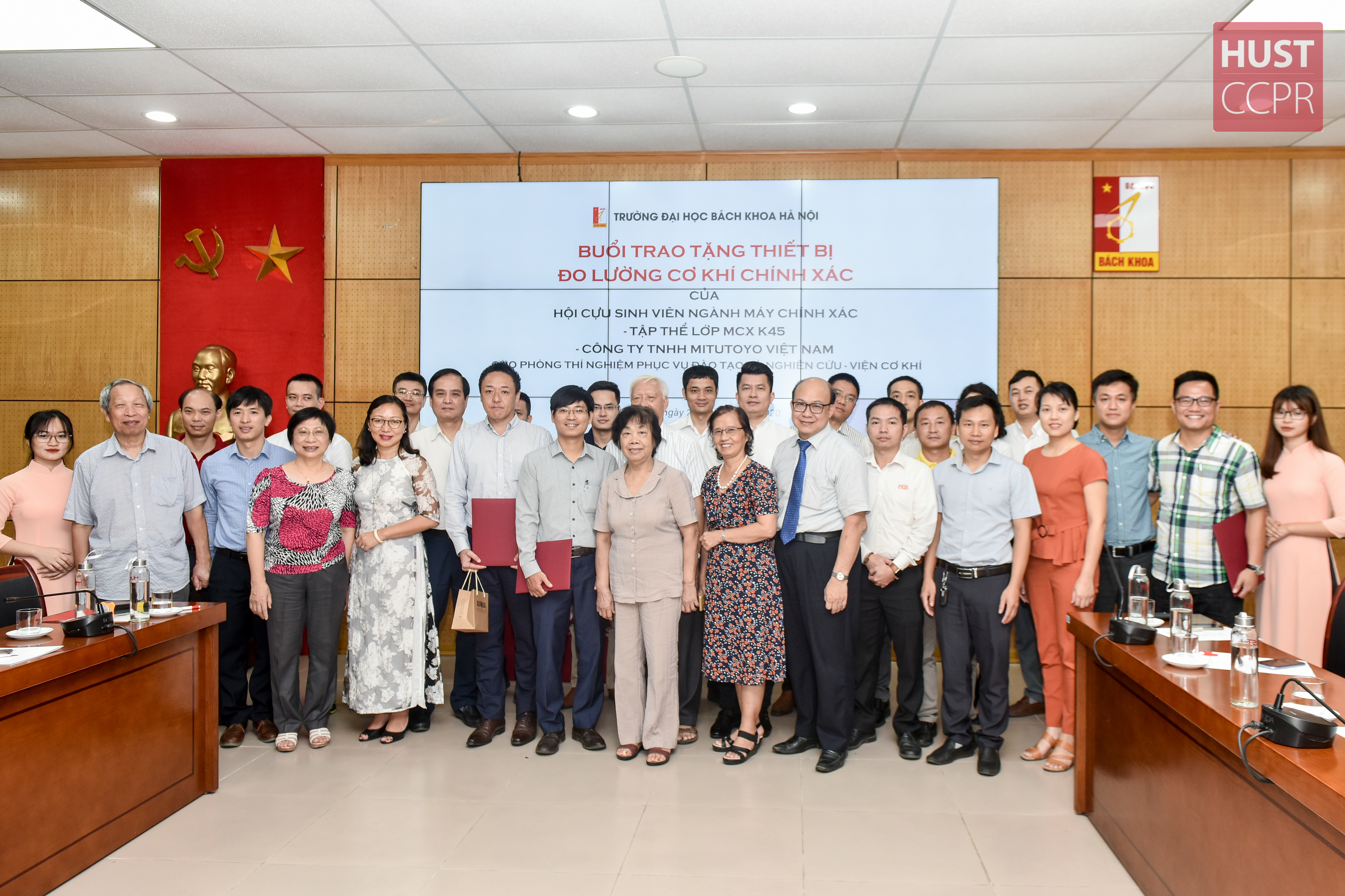 Cựu sinh viên ngành Máy chính xác và Công ty Mitutoyo Việt Nam trao tặng thiết bị cho Trường ĐHBK Hà Nội