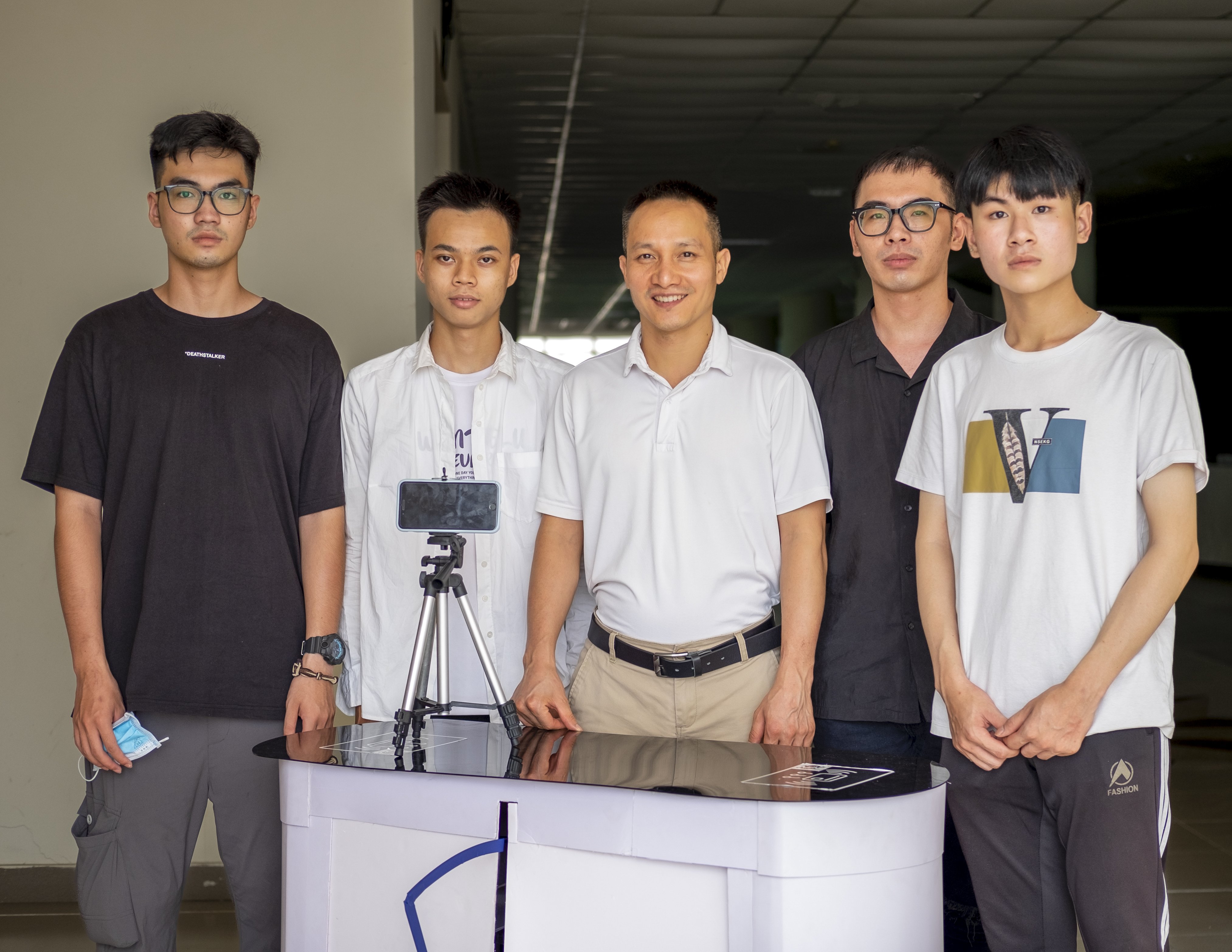 TS. Trương Đức Phức và nhóm sinh viên nghiên cứu, chế tạo cửa phân làn thông minh Smart Gate